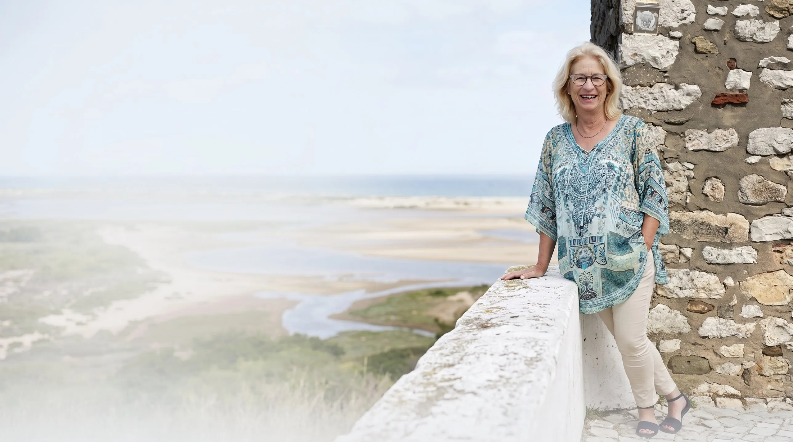 Bettina Haskamp an einer alten Festungsmauer an der Algarve-Küste